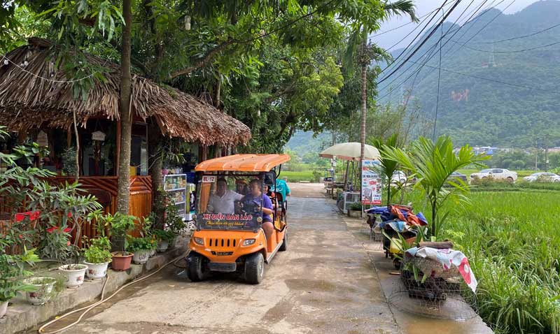 Electric cars take tourists to visit Lac village in Mai Chau