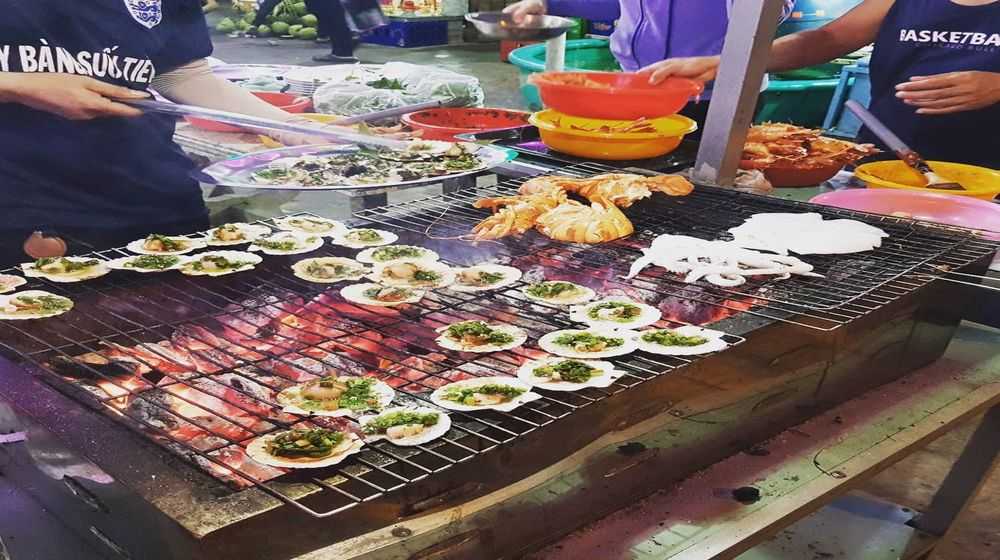 Eat seafood in the seaside in Mui Ne