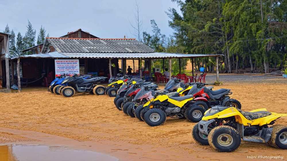Off-road racing and sand-shifting in Mui Ne