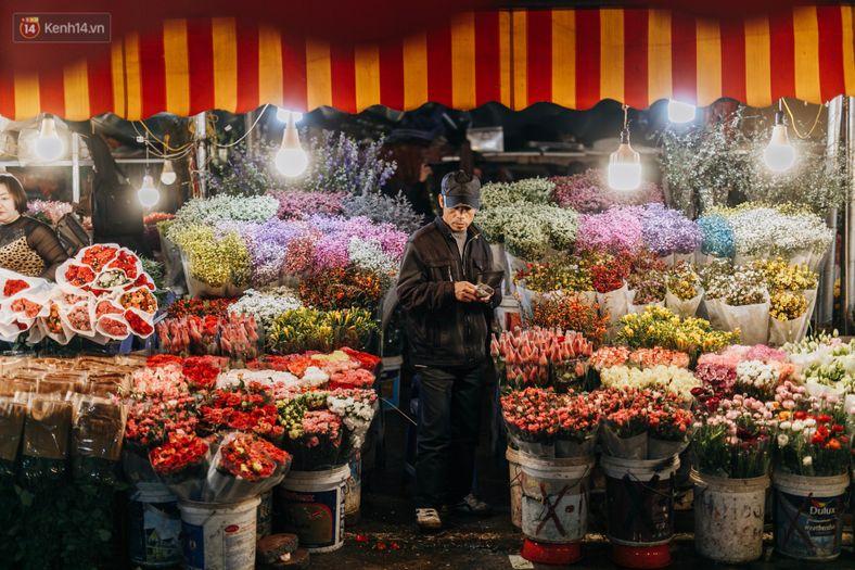 A flower shop in Quang Ba flower market