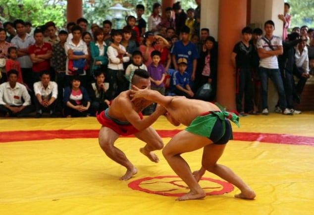 Wrestling in the Hung temple festival.