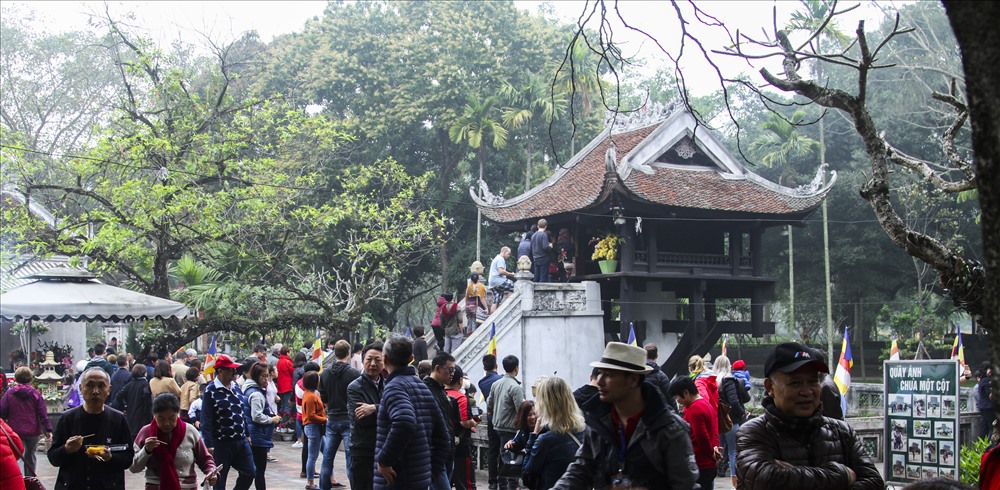 Tourists visit One Pillar Pagoda on New Year's Eve