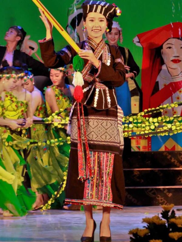 traditional costumes of lu ethnic group