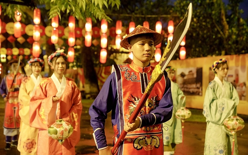 Take photos with the palace maidens and guards in ancient costumes