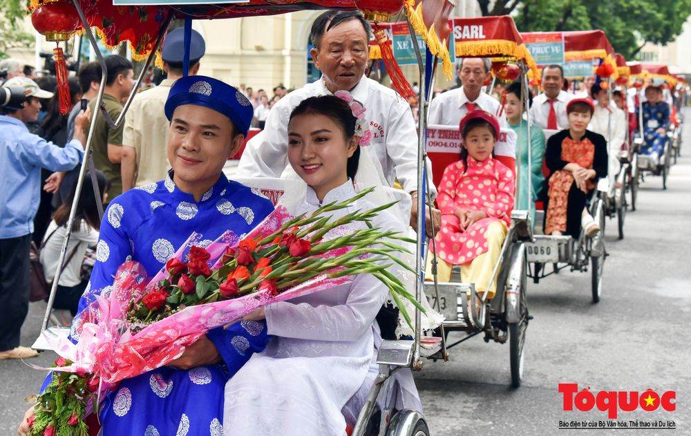 In big cities, there are more and more cyclos on the streets. They are sometimes decorated colorfully for weddings. (Cyclo in Vietnam)