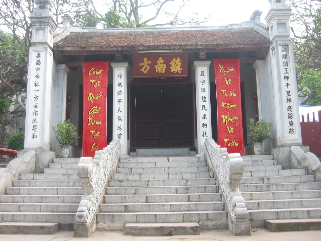 South: Kim Lien Temple, formerly belonging to Kim Hoa ward; and later in Dong Tac ward, Tho Xuong district, Hoai Duc district (now Phuong Lien Ward, Dong Da district, Hanoi); worships Cao, Son Dai Vuong. The temple was built in the 17th century