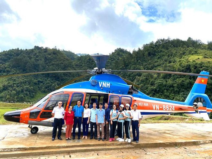 Registered tourists in a trial flight over Mu Cang Chai (Mu Cang Chai Heli Tour)