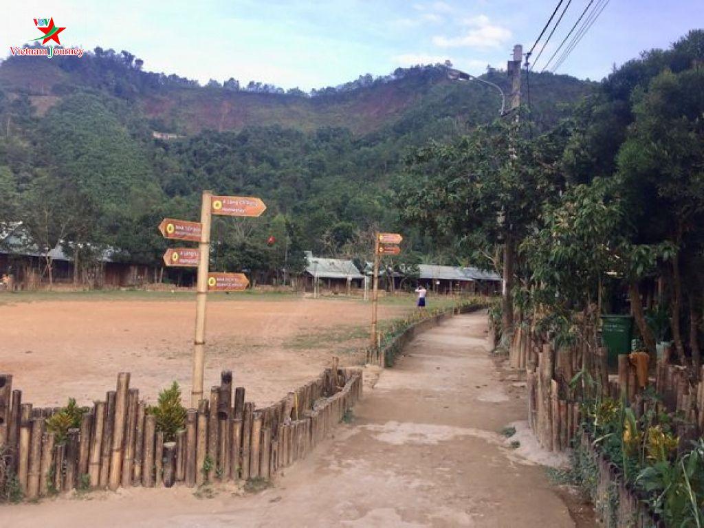 The road to the Ta Lang community tourism village