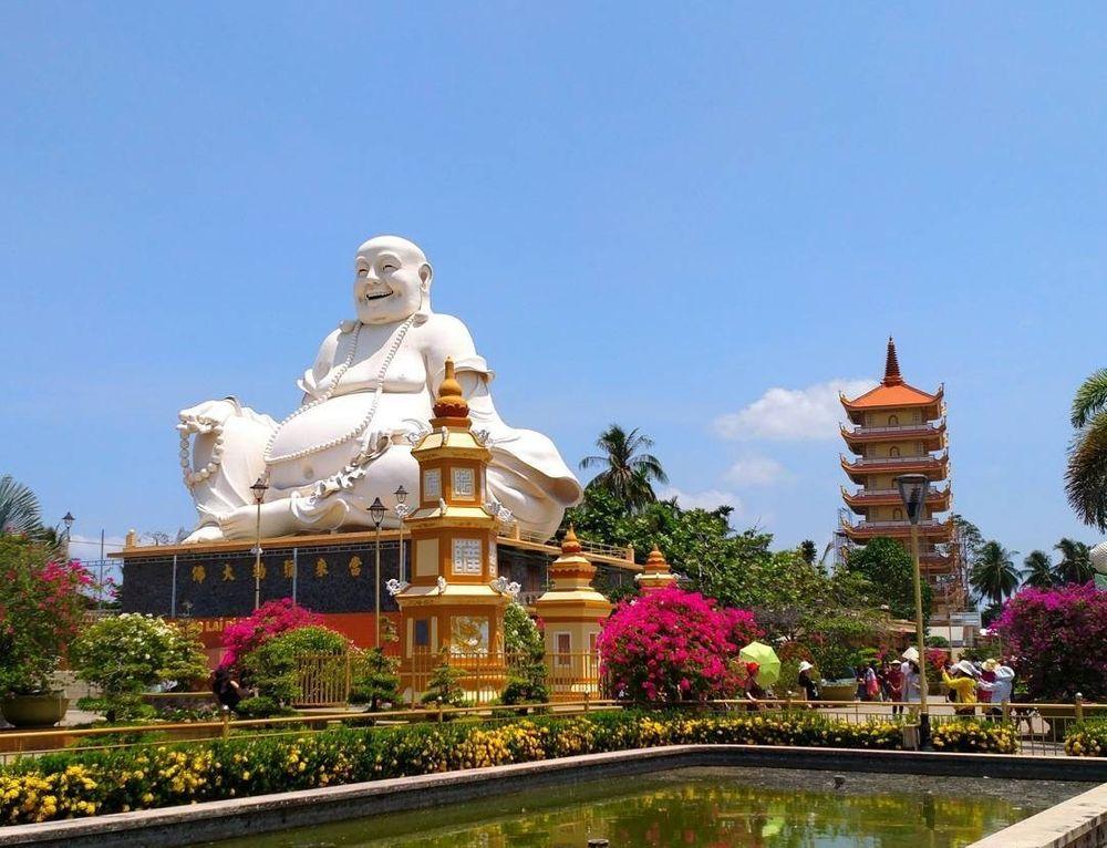 Giant statues of Buddhas in Vinh Trang pagoda
