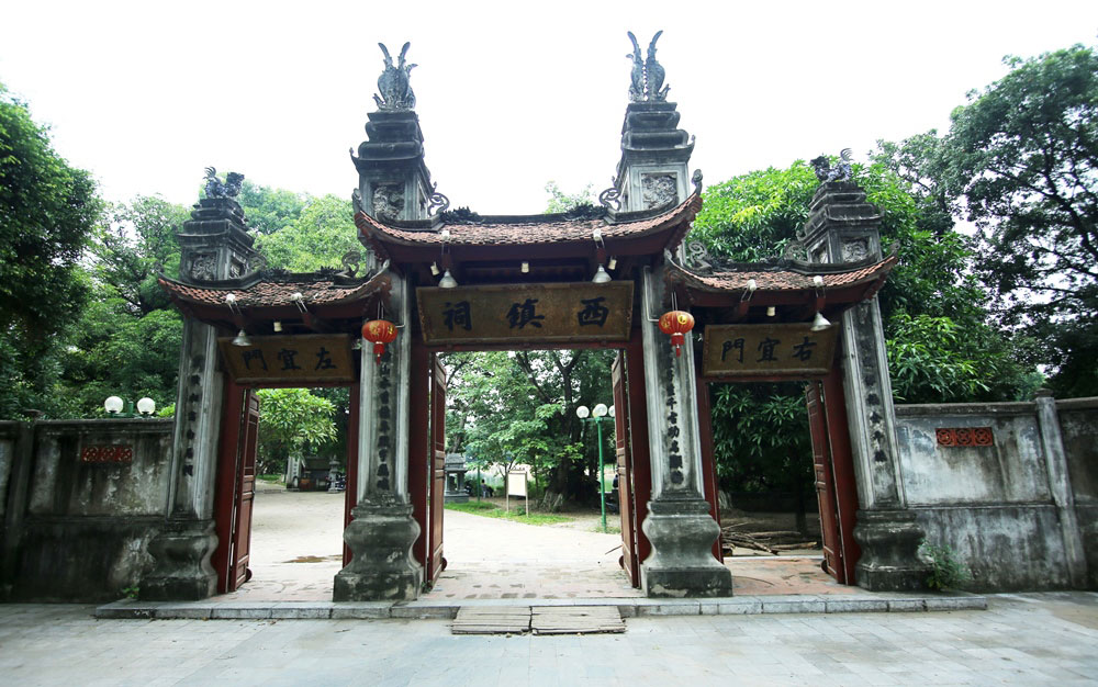 West: Voi Phuc temple (currently located in Thu Le Park) worships Linh Lang - a prince of the Ly Dynasty. The temple was built in the 11th century (Hanoi 36 streets)