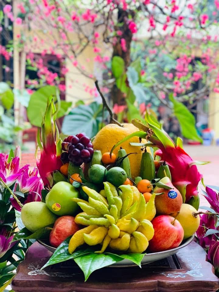 The five- fruits tray is an indispensable item on the ancestor altar during the Vietnamese New Year