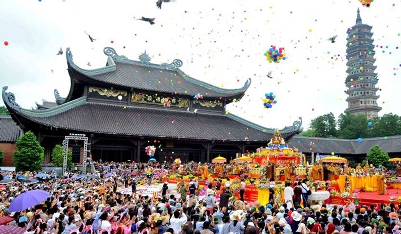 Visit the pagoda/temple in Tet Holiday