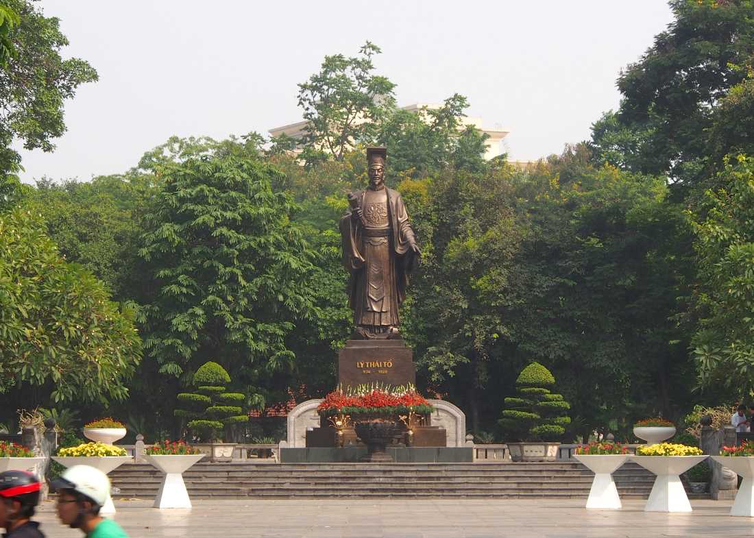 King Lý Thái Tổ Monument