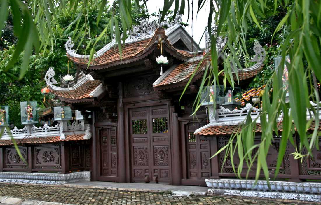 The main gate of Van Nien Pagoda