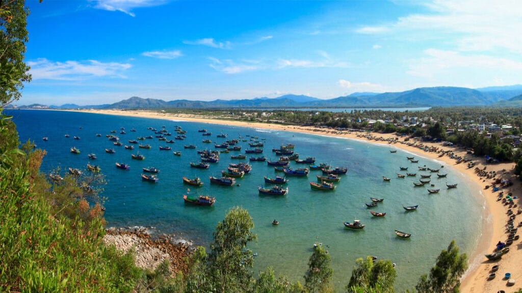 Xuan Dai Bay, Phu Yen Province. (Top 10 most beautiful bays in Vietnam)
