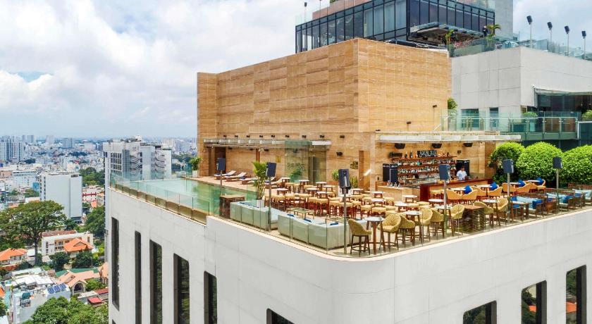 Rooftop Bar & Infinity Pool - Hotel des Arts Saigon MGallery Collection