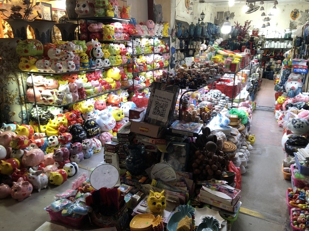 A small shop located in Bat Trang pottery market