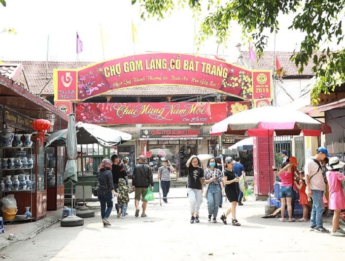 Bat Trang Pottery market