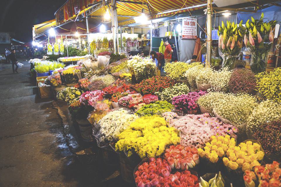 Flower shops at Quang Ba flower market