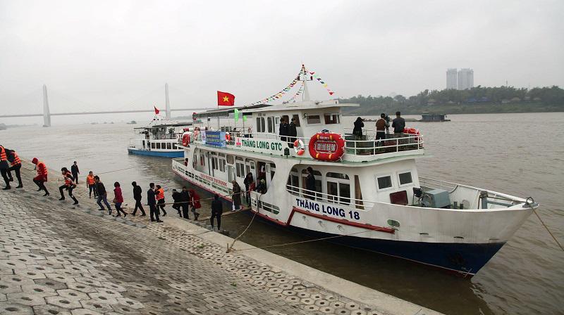 Red River boat to Bat Trang ceramic village