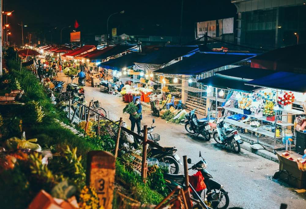 Wandering around the market, and watching Hanoi different at night