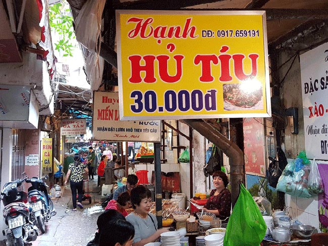 Dong Xuan market alley