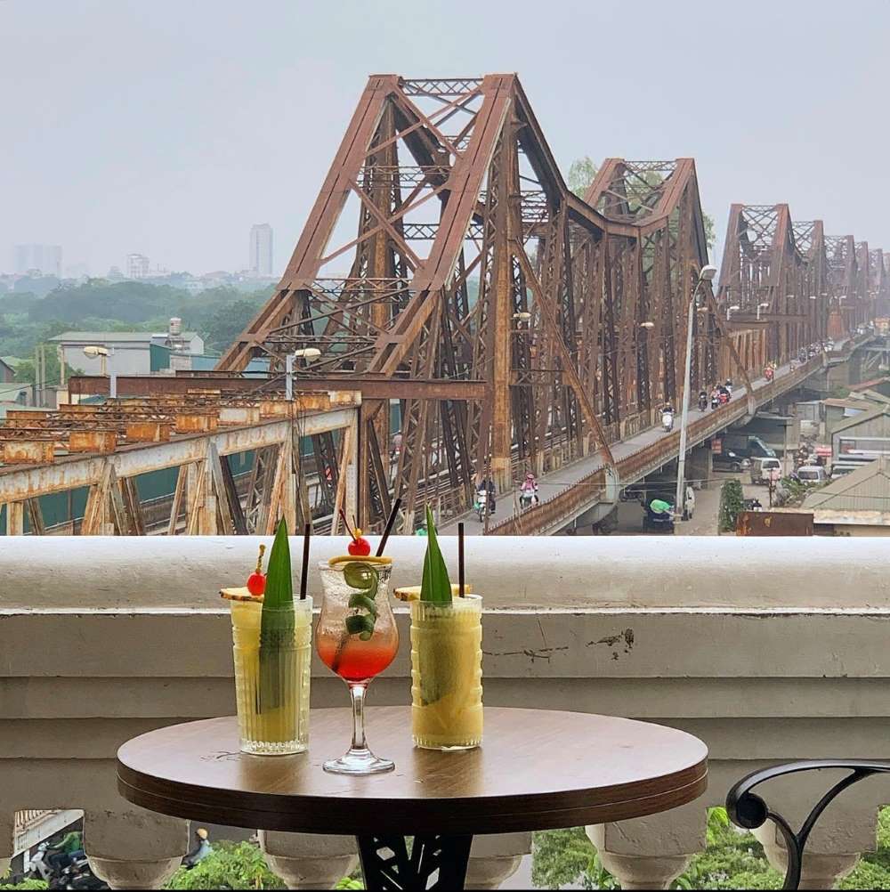 Drink Coffee at Tran Nhat Duat Street and watch Long Bien Bridge