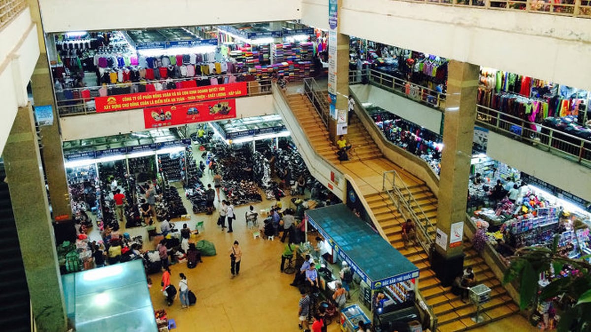 Inside Dong Xuan market