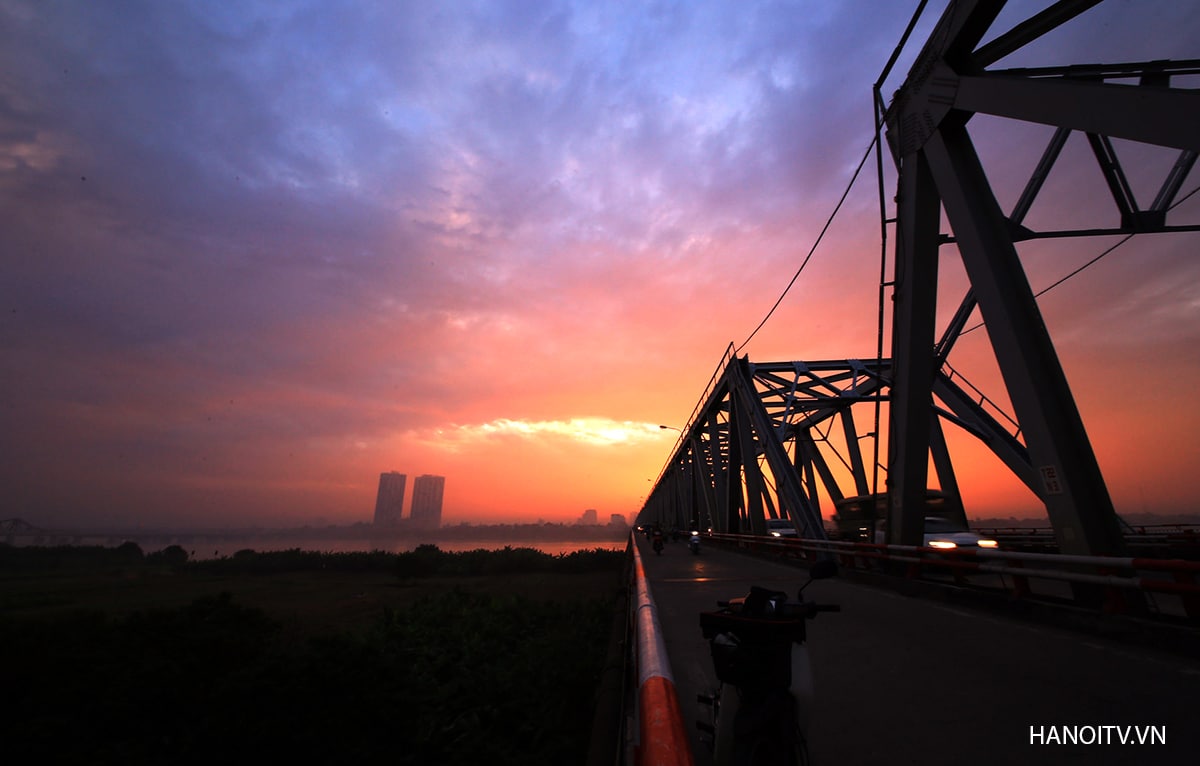 Sunrise at Long Bien Bridge