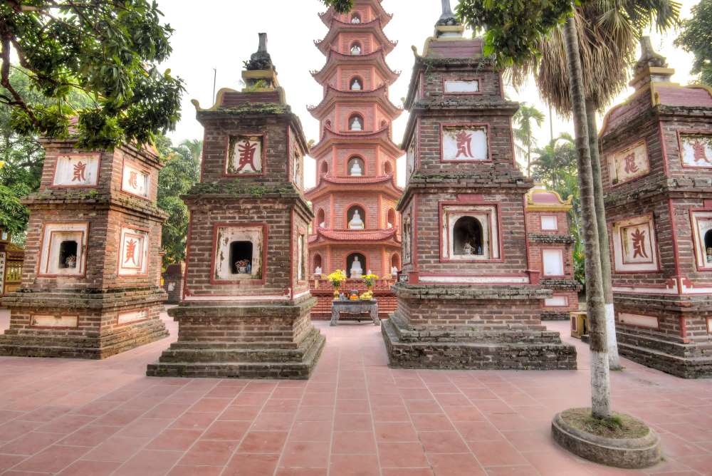 Behind the temple there is an ancient tower grave from Vinh Huu and Canh Hung ( 18th century). Photo: Toàn Dũng Media/VOV VN