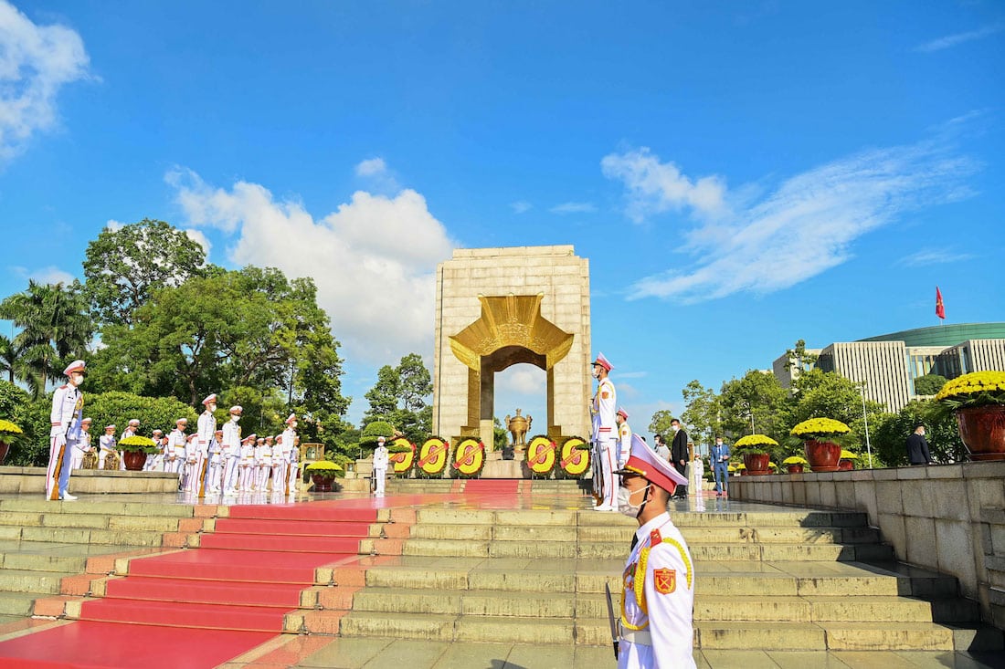 Monument to Heroes and Martyrs on Bac Son Street