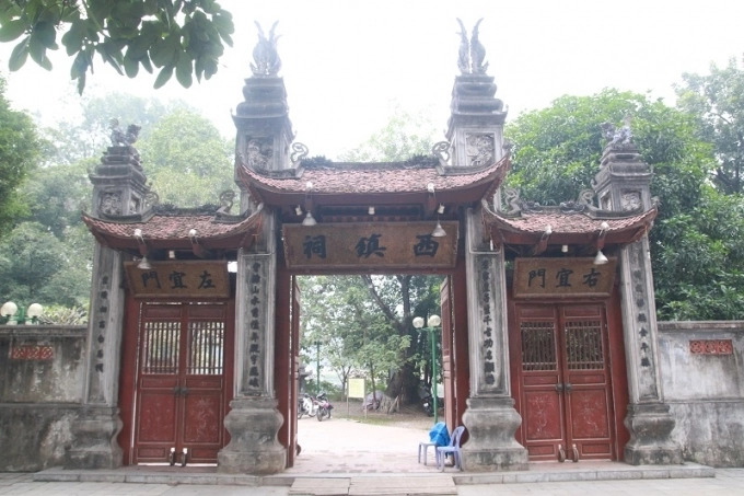 Tam Quan gate at Voi Phuc temple