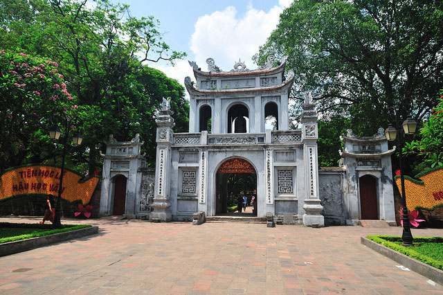 Van Mieu gate